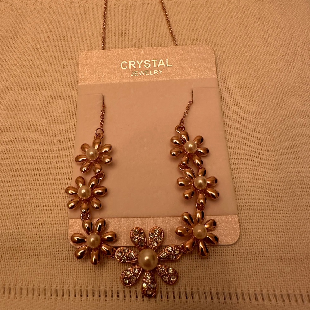 Gold tone Floral Necklace